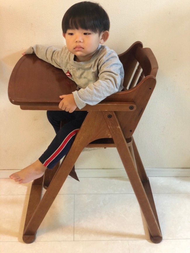 こちらが年代物のハイチェア。今でこそしっかり座っていられますが、立ち上がりがちな時期などには危険で目が離せませんでした