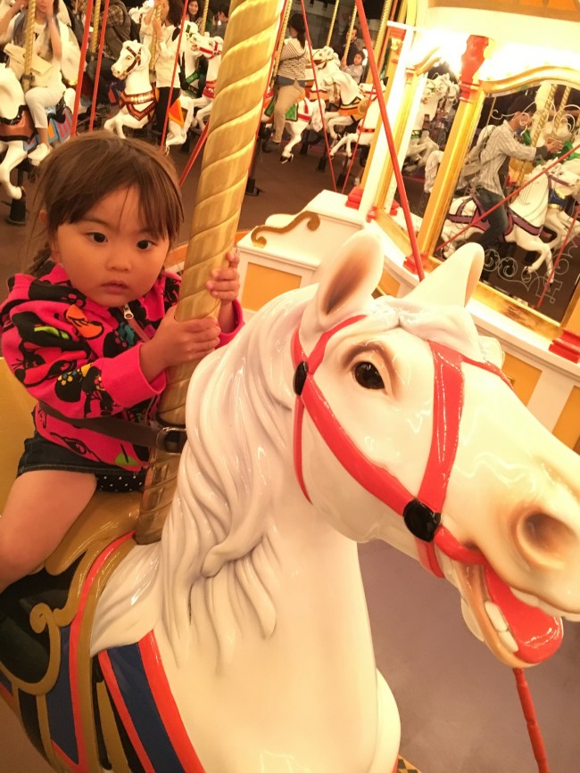 カルーセルは腰が座って棒を握れれば、一人で座ることができます
