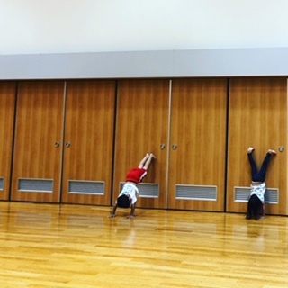 お兄ちゃんは壁逆立ちもなんのその! 身体能力が鍛えられます