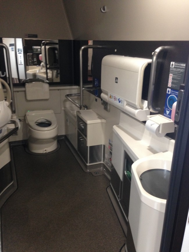 オムツ交換シートに、着替え用スペースもあり、広々気持ちが良い!