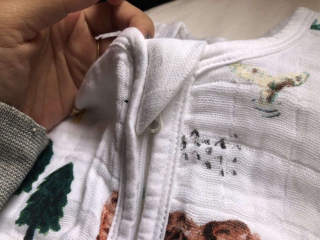 赤ちゃんの首元には、ファスナーが触れないようなデザインに。細かなところに気を配っていて◎
