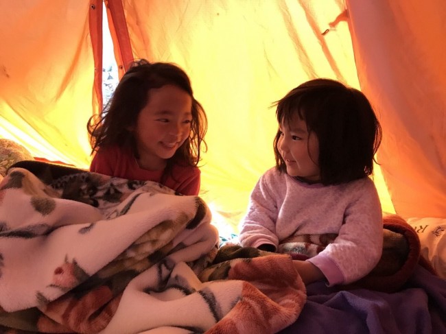 お友達とのお泊まりキャンプは、ワクワクの連続です