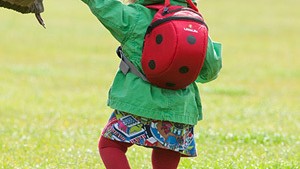 《ママたちの本音エピソード》おでかけ時に子どもを守る、ハーネス付きリュックを使ってみて…