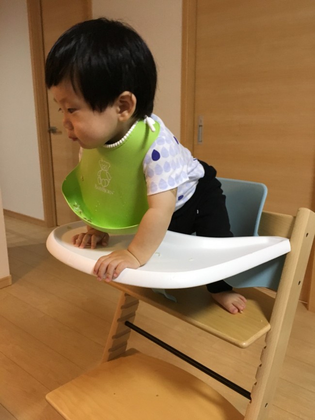 動きたいさかりの時期は、立ち上がってしまうことも…