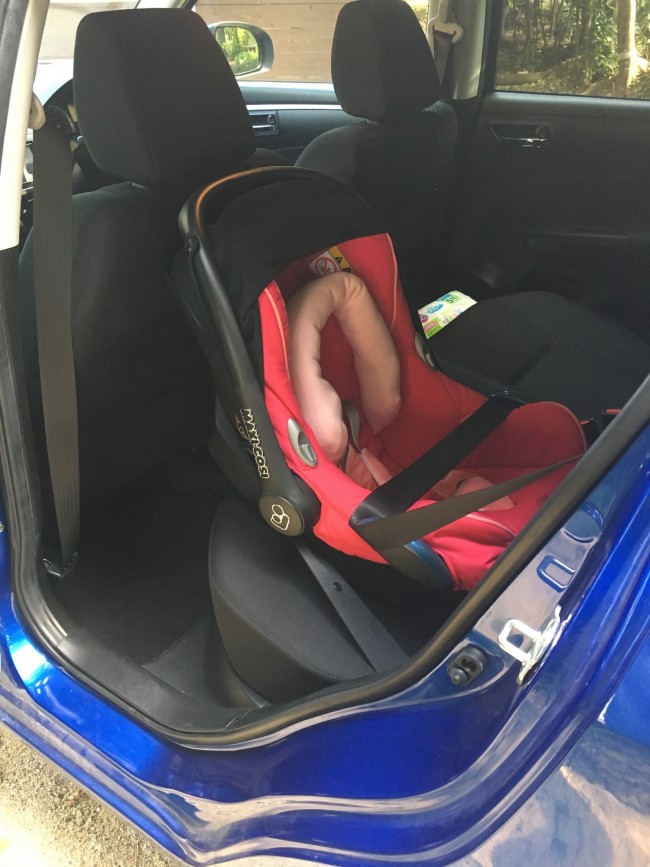 チャイルドシートも忘れずに。ベビーカーをそのまま装着できるタイプや、コンパクトに持ち運びできるシートがあります