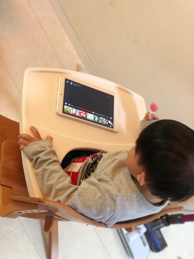 でも、トレイもとっても優秀そう。胴回りをしっかりガードしていて、余計な幅がないので食べこぼしや立ち上がりが防げそうです