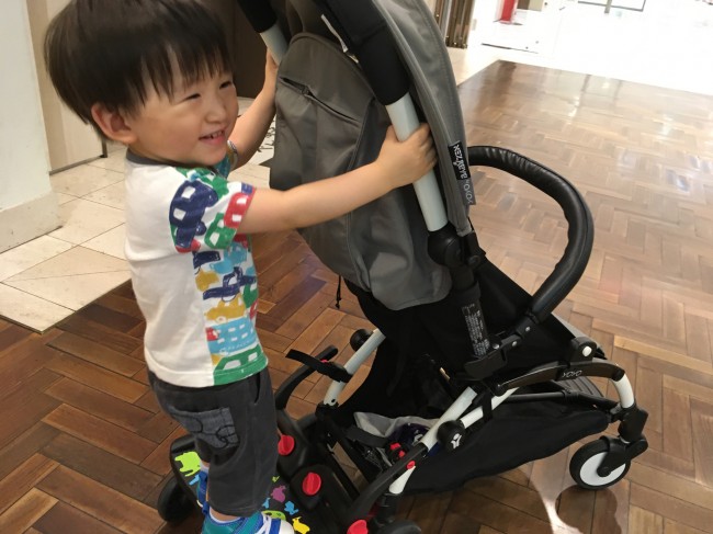 はじめて乗ったときからお気に入りに! 持ち手をしっかり持って大喜び