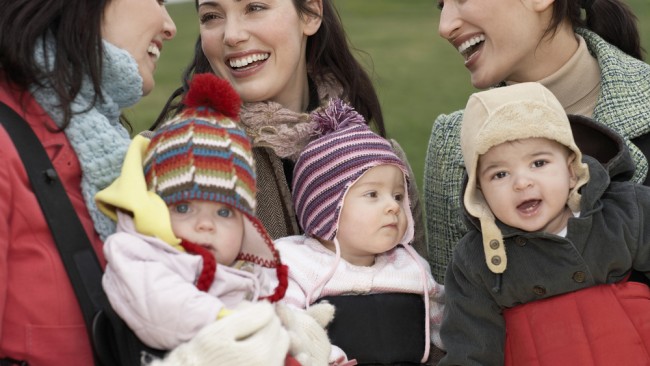 ママも赤ちゃんもあったかく! 抱っこ紐の防寒対策はママコート? ケープ?