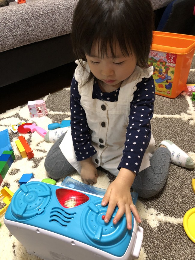 娘はダイヤルを動かしたり、ボタンを押したりして英語の音楽やフレーズを真剣に聞いています