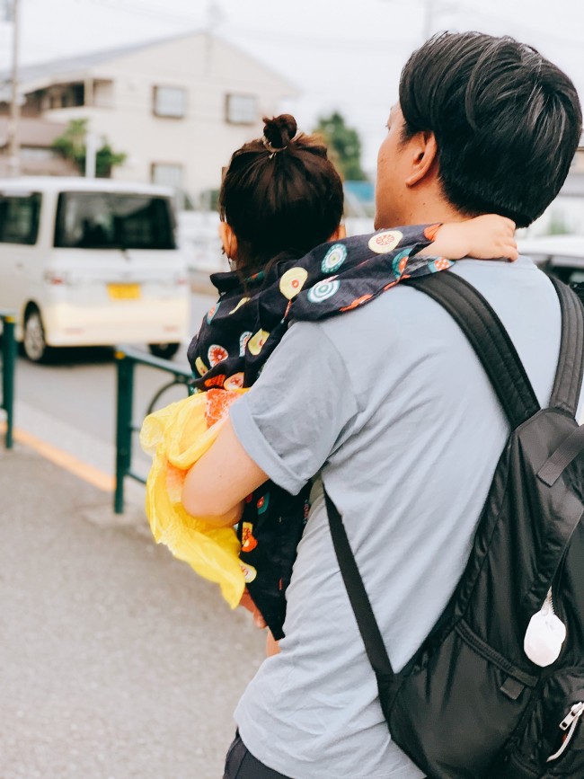 パパのリュックにオムツなどをイン。早めの時間から出発です!