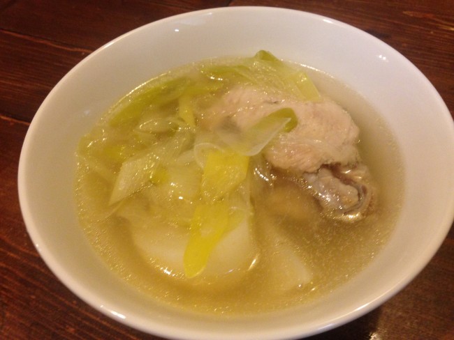 我が家のチキンスープはこんな感じ。鳥肉に生姜や長ネギ、もち米を加えます