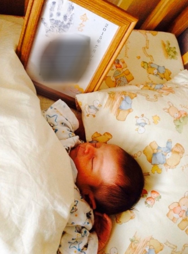 命名書を添えて記念撮影。部屋に飾りやすいよう、額装しておくのもいいですね♪