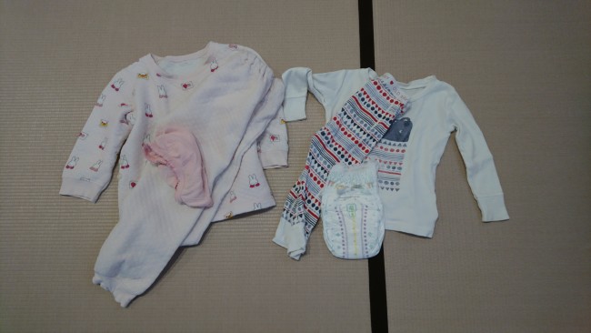 まずは娘たちの洋服準備を。お姉ちゃんは自分で着替えをするのでわかりやすいように