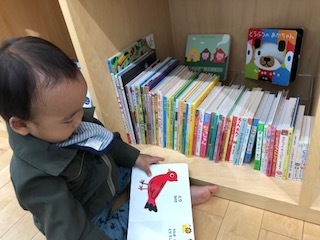 たくさんの絵本にも夢中! 室内で落ち着ける施設は、子連れにやさしいですね