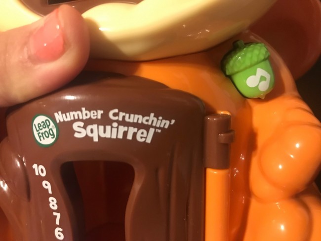 どんぐりボタンを押すと、陽気なリスさんが歌ってくれます♪