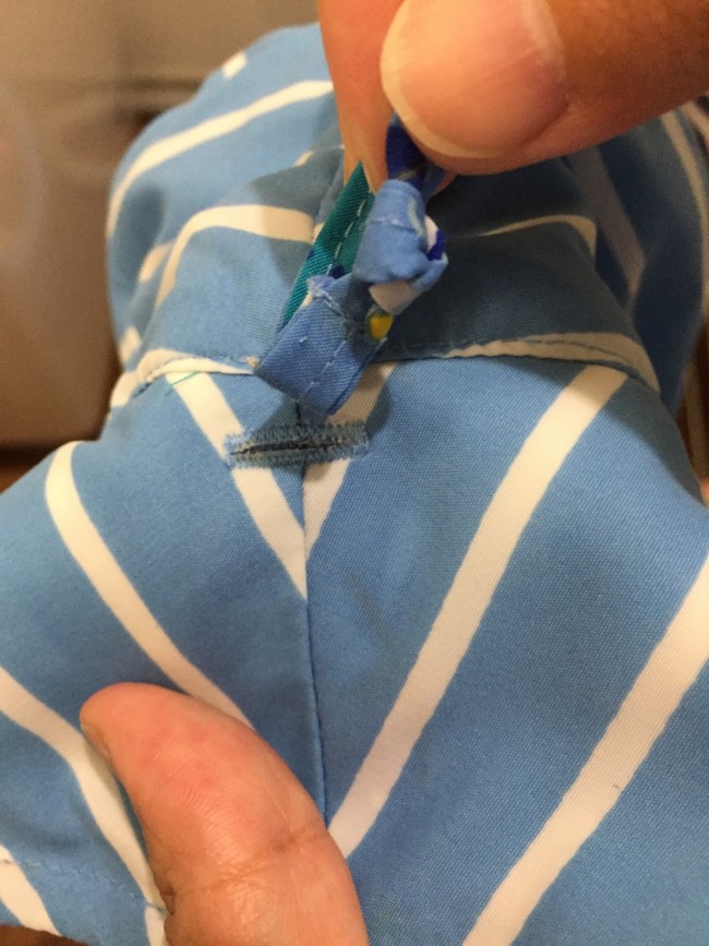 こちらの穴からストラップを反対側へ通します