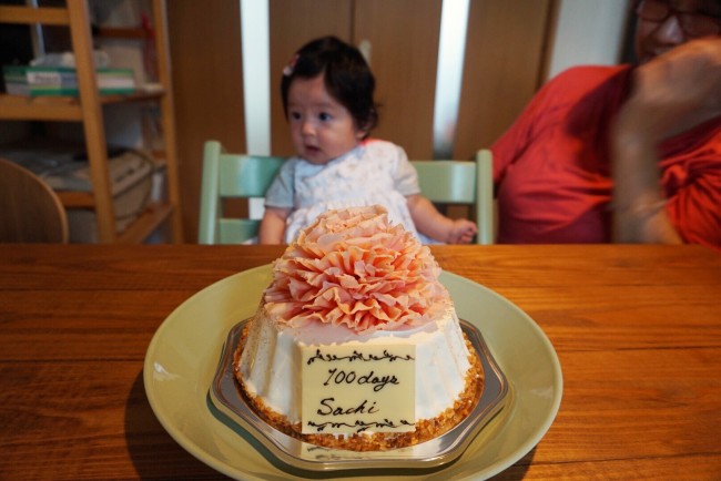 まだベビーには早いけれど、お祝いケーキがあると大人は嬉しいですね♪