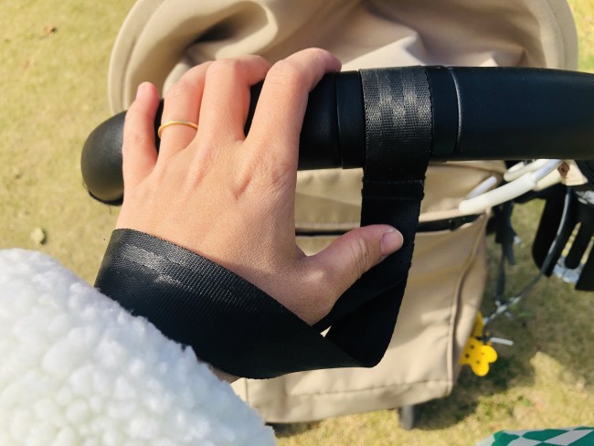 片手で押してもすんなり走行。手首の力だけでこんなに軽く押せるの!?と感動するはず