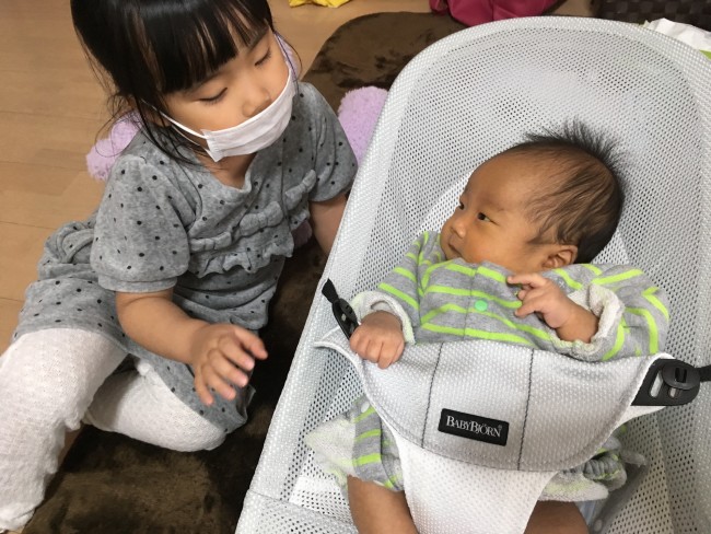 赤ちゃんの定位置はどこ バウンサーorスウィング ママたち愛用の室内ベビー用品を 比べてみました 代官山スタイル By Blossom39 赤ちゃんの定位置はどこ バウンサーorスウィング ママたち愛用の室内ベビー用品を 比べてみました 代官山スタイル By Blossom39