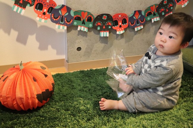 友人宅でもハロウィンパーティー。といっても、飾り付けして持ち寄りグルメでランチ会。いつもと違う雰囲気に子どもたちも楽しそう!