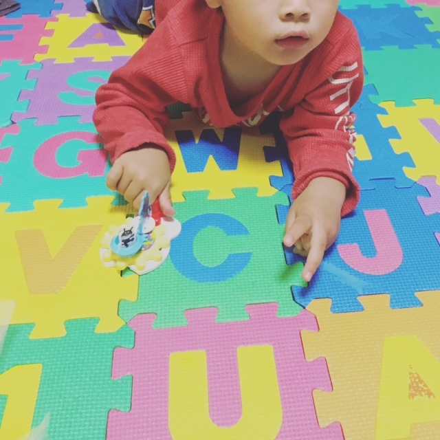 アルファベットのマットで、小さなころから英語に親しんでいます
