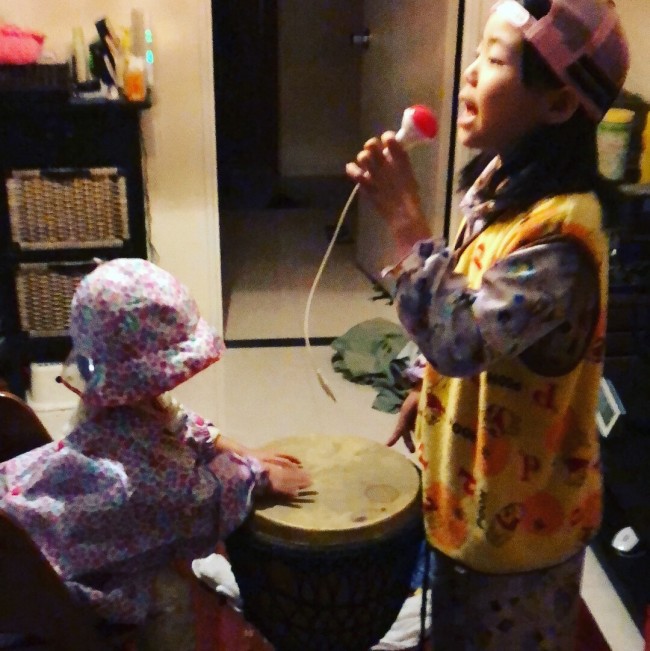 点灯式のあとは歌って踊って大盛り上がりの我が家。来年も楽しく健康で過ごせますように!