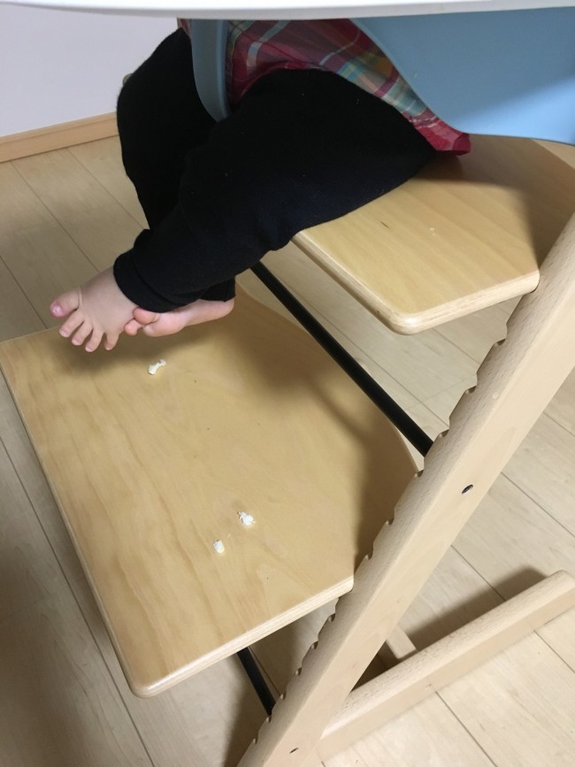 足のせ板が大きく、たいていの食べこぼしはここでキャッチしています