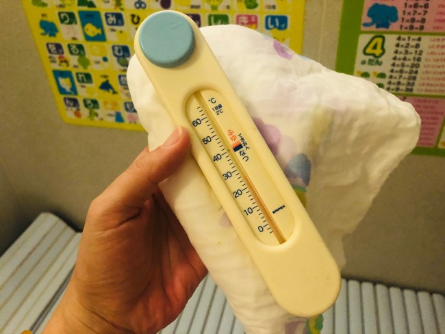ガーゼと湯温計、赤ちゃん専用のボディソープも常備しています
