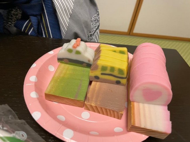 小田原といったらカマボコ! 駅で調達してきた小田原名物を囲んでお部屋で夕飯です