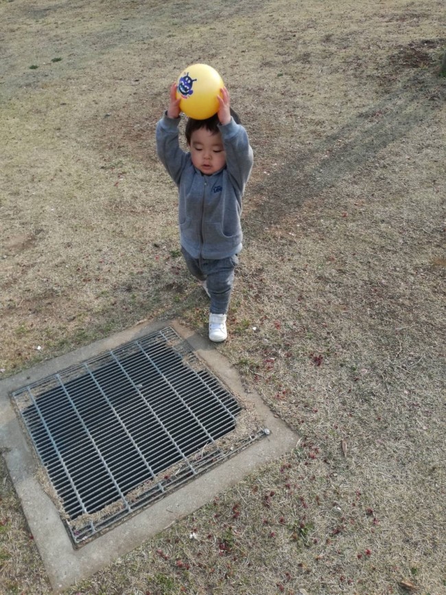 両手で持ってポン！ 子どもどのボール遊びは、ママにも良い運動になりますよ♪