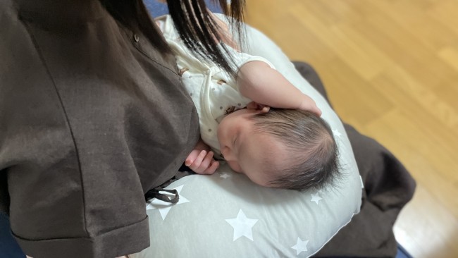 《我が家の必需品♪》無理ない姿勢でリラックス 授乳クッションは定番U字型でワイド幅がいい!