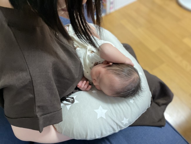 ママの方をしっかりむいて、授乳体制に