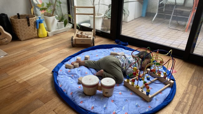 《遊び盛りの1歳児に!》北欧で大人気のplay&goプレイマットで、即席キッズスペースを作ろう♪