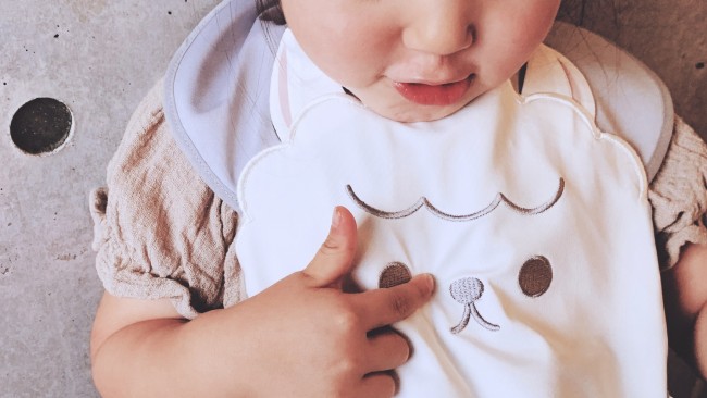 《売れ筋アイテム見つけた!》お食事時間がもっと楽しくなる、アブーの動物エプロン♪ 人気の秘密って?