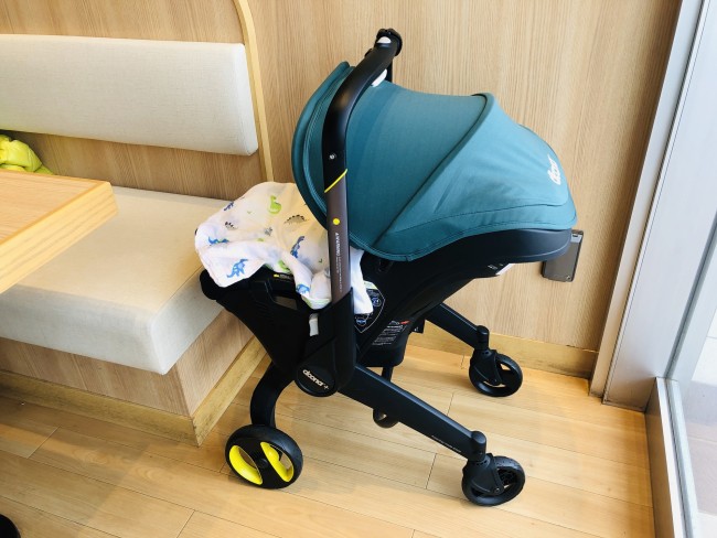 お店のスペースやベビーカーの種類によっては、テーブル横付けが楽!