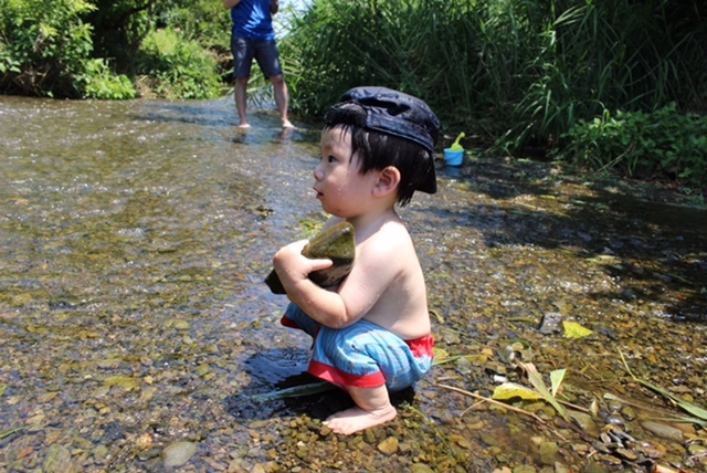 川やプールでは、水着の下に水遊び用オムツを履かせています