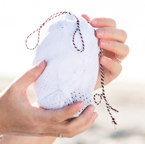 創業者でありミニスリングの開発者でもあるマーゴット・ヴィッセルさんが、自身の子どもたちのために機能的でシンプルなデザインのスリングを手作りしたことが、ブランドの始まり