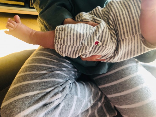 片方の足の付け根をしっかり指でつつみこみ、手のひらでおしりを支えて