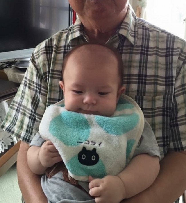 実家近くに住む祖父(息子にとってはひいおじいちゃん)も、たくさん会いに来てくれました