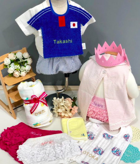 小物には、イニシャル名入れ。ちらりと見えるとオシャレ♡