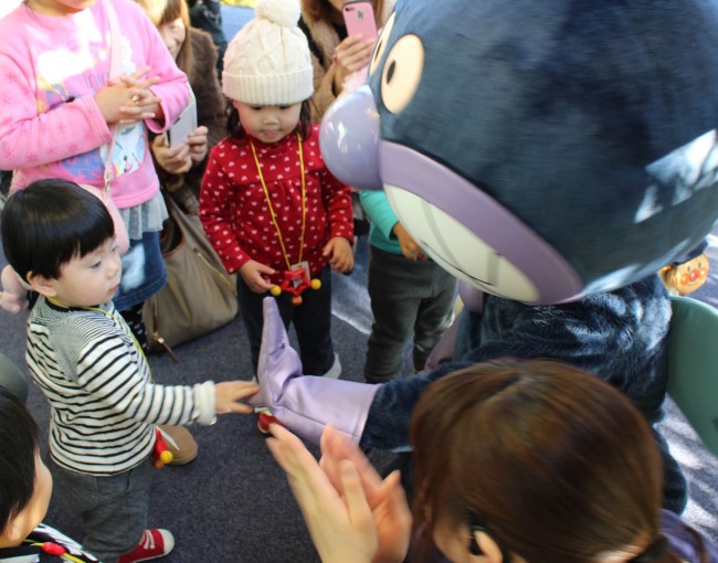 バイキンマンとハイタッチ! 怖くないのかな?