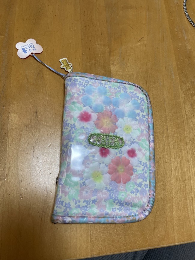 私が最終的に購入したのは、出産後。フェフェの見開き型の母子手帳ケースにしました