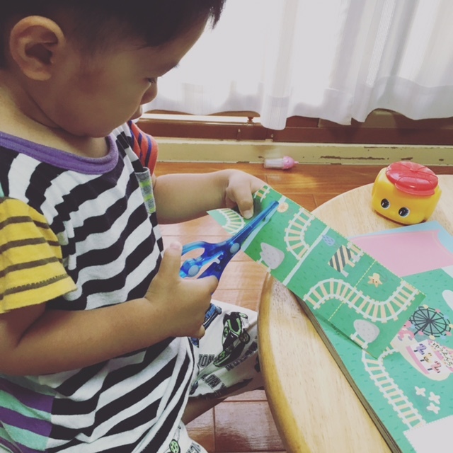 できることが増えると、ママも子どもも楽しい! 今回は子どものハサミデビューについて、ご紹介します♪