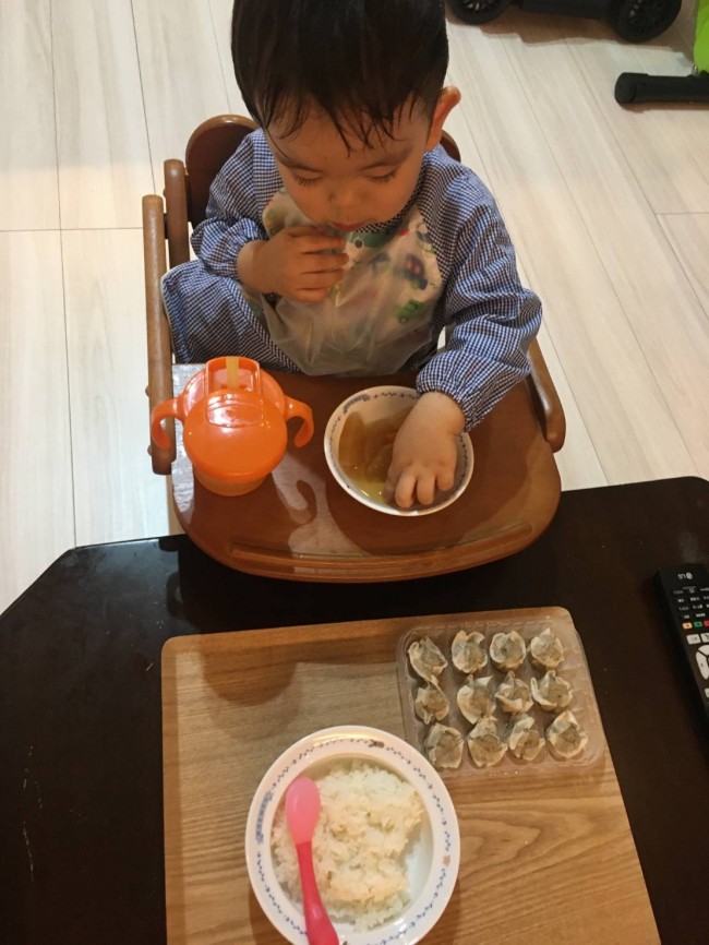 ダイニングでは子ども用のお食事椅子を。だんだんと、つかみ食べをするように…