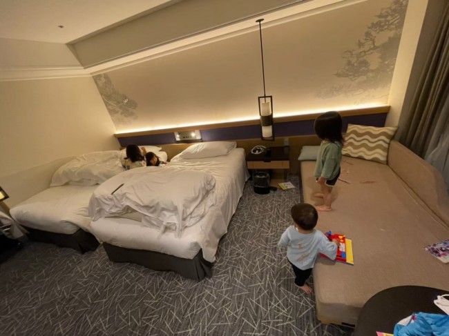 大きなベッドと、広い畳が両方ある和洋室。部屋に着いただけで大騒ぎの子どもたち