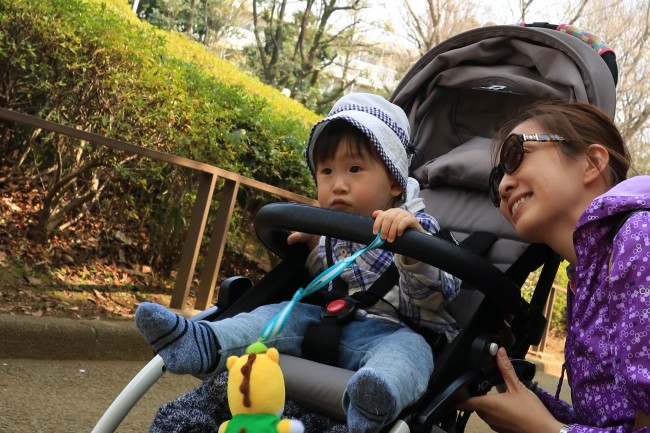 お外には興味があるものがいっぱい! 乗り出すようになったら座席を立ててあげましょう