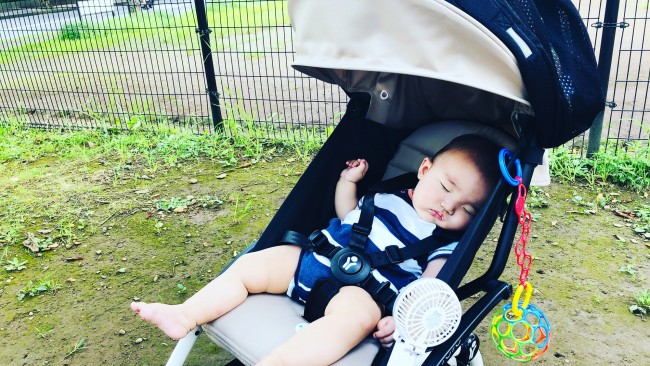《真夏のおでかけには…》赤ちゃんはベビーカーがいい?抱っこひもがいい? 猛暑日のおでかけにおすすめのアイテム