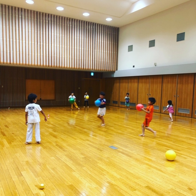 まずはボール鬼で体を温めます