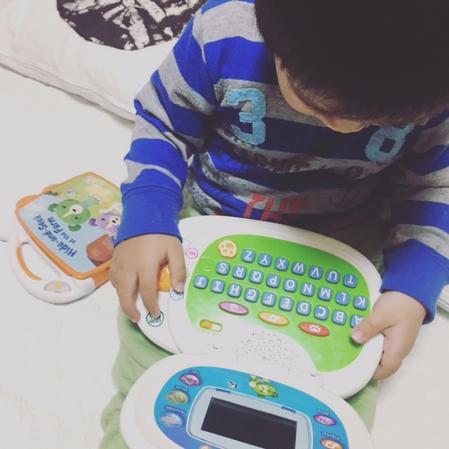 パソコンのような見た目で大人顔負けのおもちゃ。パソコンに慣れるのも、大事ですよね♪