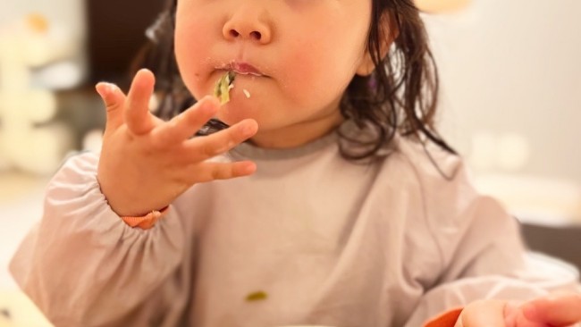 《食事時間を楽しく、可愛く♡》お洋服感覚で着られる、長袖お食事エプロンを試してみました♪
